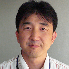 栗崎教授の顔写真