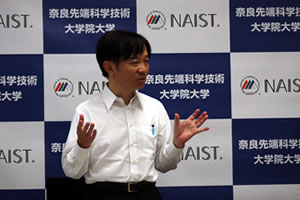 【写真】稲垣准教授の記者会見の様子