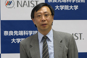 梅田教授の記者発表の様子