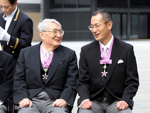 バイオサイエンス研究科初代教授で元学長の山田康之先生と遺伝子教育研究センター元教授の山中伸弥先生が2012年度文化勲章ダブル受章 バイオサイエンス研究科初代教授で元学長の山田康之先生と遺伝子教育研究センター元教授の山中伸弥先生が2012年度文化勲章ダブル受章